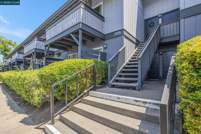 205 Masters Ct, Walnut Creek CA: https://media.crmls.org/mediaz/a1efab28-a9d5-499d-8689-d9191c0c9bec.jpg