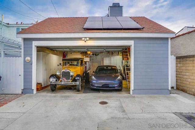 75 Corinthian Walk, Long Beach CA: https://media.crmls.org/mediaz/a1f2ad87-59c1-4aaf-a4b9-9e58ede4e69a.jpg