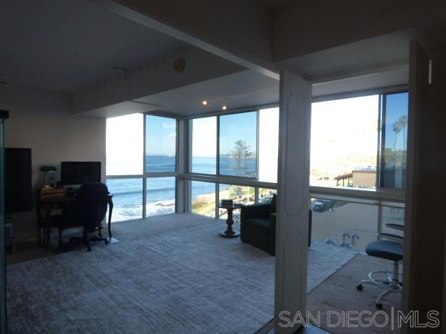 939 Coast Blvd, La Jolla CA: https://media.crmls.org/mediaz/a1f2fec2-19a6-43b7-bc96-83f9e59f3a8e.jpg