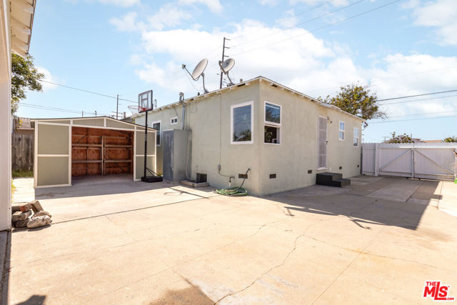 2722 Marine Avenue, Gardena CA: https://media.crmls.org/mediaz/a1f4c1a8-7358-46a5-bc43-eabf5f964deb.jpg