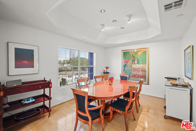 2025 S Beverly Glen Boulevard, Los Angeles CA: https://media.crmls.org/mediaz/a1f52e72-2bb5-463e-8786-e7592ea7ea97.jpg
