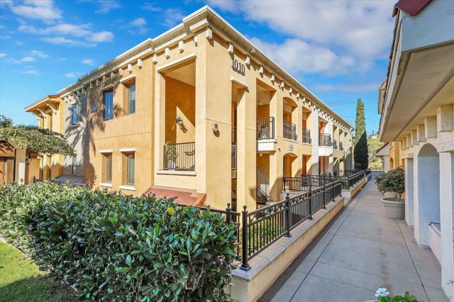 1010 Genter St, La Jolla, California 92037, 3 Bedrooms Bedrooms, ,3 BathroomsBathrooms,Condominium,For Sale,Genter St,250019093SD