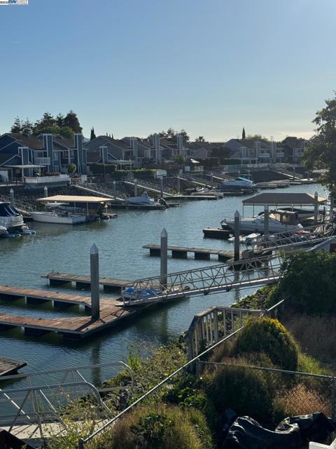 118 Pelican Loop, Pittsburg CA: https://media.crmls.org/mediaz/a1f93948-612b-44f5-9065-48a98ee73d1f.jpg