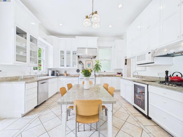 1709 Myrtle St, Oakland CA: https://media.crmls.org/mediaz/a1f974c2-e798-4169-81b1-758842316da1.jpg
