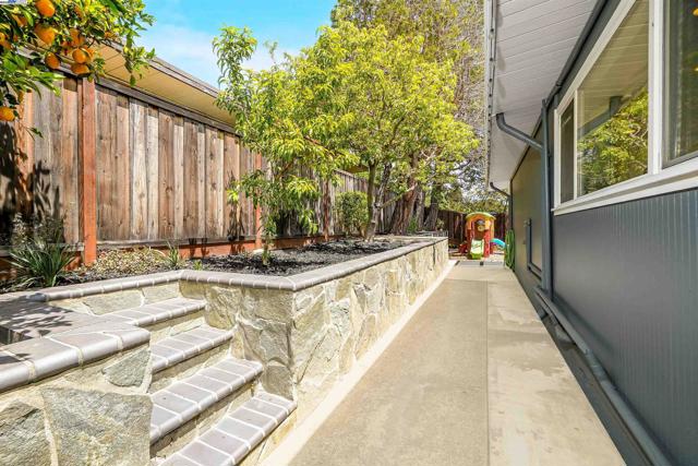 5893 Highwood Rd, Castro Valley CA: https://media.crmls.org/mediaz/a1f9c591-c9e3-4be0-adbe-8295dc812144.jpg