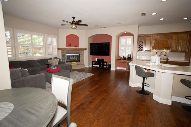 5090 Archcrest Way, Sacramento CA: https://media.crmls.org/mediaz/a1f9ed31-5610-4e71-92e1-43f002f44496.jpg