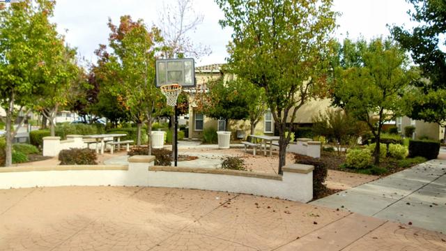 4520 Gironella Walk, Sacramento CA: https://media.crmls.org/mediaz/a1fa2089-2ca2-4648-a4e0-33841e93fef6.jpg