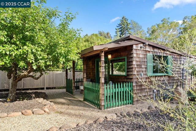 23 Lost Valley Dr, Orinda CA: https://media.crmls.org/mediaz/a1fa720f-bf4f-4e3e-9acd-993295219eda.jpg