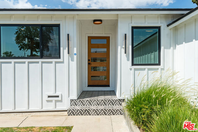 3149 N Naomi Street, Burbank CA: https://media.crmls.org/mediaz/a1fa9779-b7f7-47ce-9042-621a5925c61b.jpg