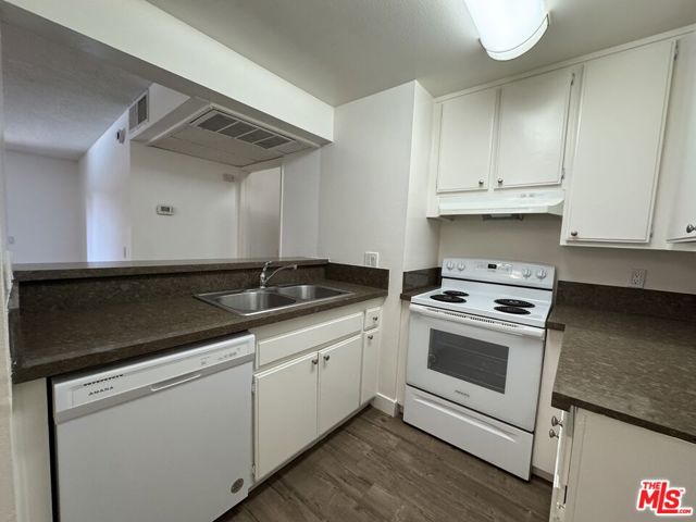 15425 Sherman Way, Van Nuys CA: https://media.crmls.org/mediaz/a1fb1f5b-557e-48f3-ad14-d7cd1874d747.jpg