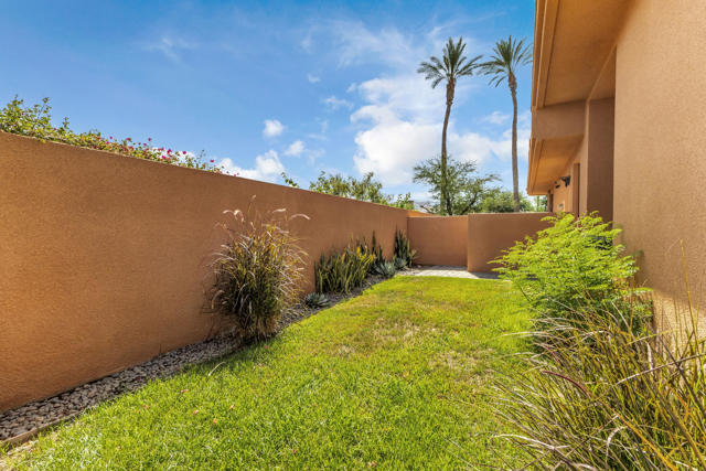 50050 Camino Privado, La Quinta CA: https://media.crmls.org/mediaz/a1fbc72f-236a-4100-86e3-8149fad7bb47.jpg