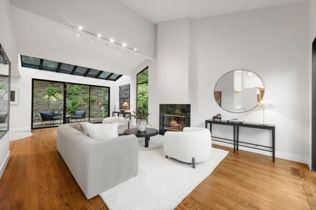 21 Valley Oak Street, Portola Valley CA: https://media.crmls.org/mediaz/a1fc25ec-0916-4fe3-aa60-f913f74663c6.jpg