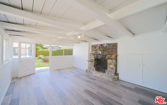 525 N Rexford Drive, Beverly Hills CA: https://media.crmls.org/mediaz/a1fc9b4b-91ff-4da5-a0d3-30f9069f180c.jpg