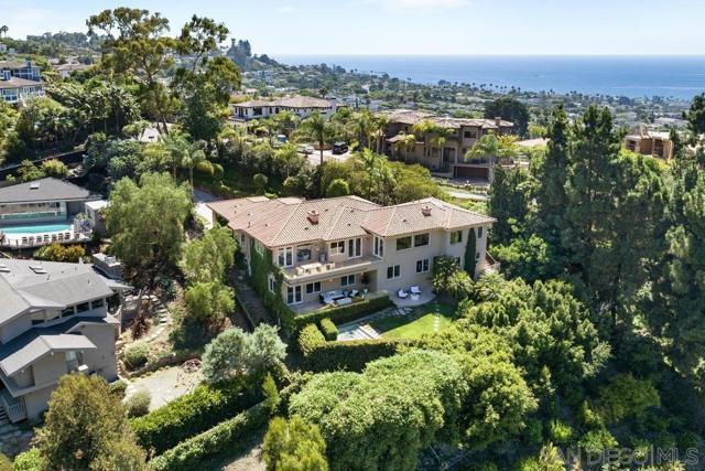 6617 Muirlands Dr, La Jolla CA: https://media.crmls.org/mediaz/a1fd3134-06ee-432b-b29a-0c88e63ac022.jpg