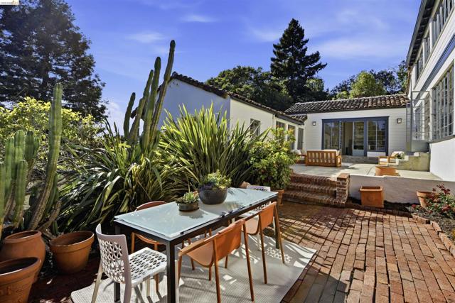 44 Highgate Rd, Kensington CA: https://media.crmls.org/mediaz/a1fd3fab-1921-4ea4-81e2-b95e6b531686.jpg