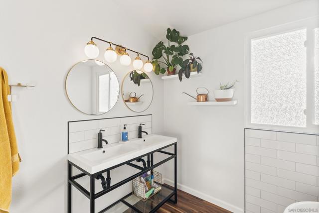 1328 Woodhaven Dr, Oceanside CA: https://media.crmls.org/mediaz/a1fd6bb7-74f6-46c2-b2b0-280538d96adb.jpg