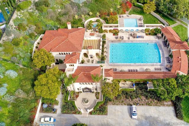 993 Hawthorne Creek Dr, Chula Vista CA: https://media.crmls.org/mediaz/a1fe8a81-110b-488b-91fc-1e11bb584fc2.jpg