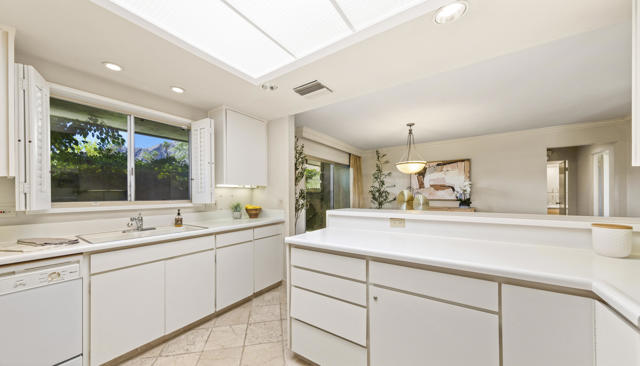 555 W Baristo Road, Palm Springs CA: https://media.crmls.org/mediaz/a1ffe488-85b4-4ecd-b503-9e74c9d73b06.jpg