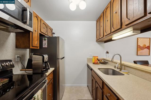 14295 Doolittle Dr, San Leandro CA: https://media.crmls.org/mediaz/a200299a-1ec7-48b2-a5c1-4d98c3137709.jpg
