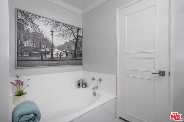 310 Tahiti Way, Marina del Rey CA: https://media.crmls.org/mediaz/a2003d7c-504d-42b1-9689-585474dbbf4d.jpg