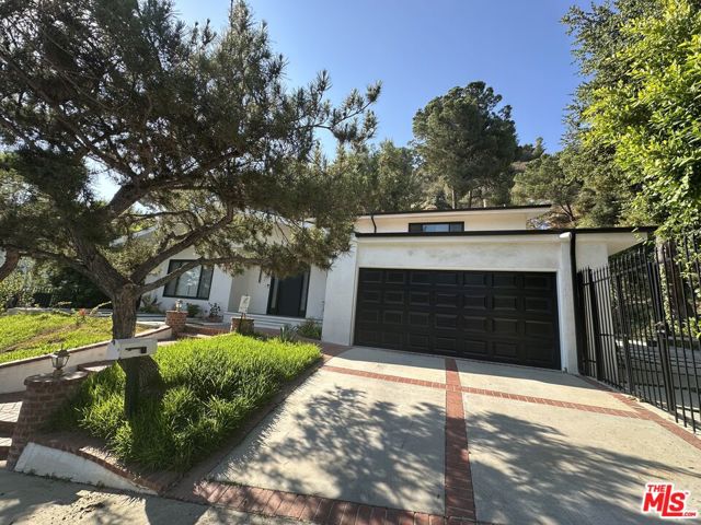 9781 Blantyre Drive, Beverly Hills CA: https://media.crmls.org/mediaz/a200677d-4e8c-41cf-8722-ba59e091866c.jpg