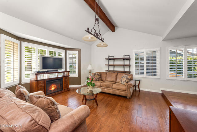 3581 Rachael Avenue, Simi Valley CA: https://media.crmls.org/mediaz/a20094e6-651a-44a1-a3ba-fd34c87b4b28.jpg