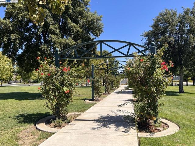 1178 Tropicana Ln, Brentwood CA: https://media.crmls.org/mediaz/a200bb8f-c9df-41ba-96b6-2d67c374d50c.jpg