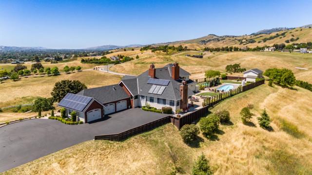 2525 Bridle Path Drive, Gilroy CA: https://media.crmls.org/mediaz/a200e700-de32-4d52-8b0d-4e6e46e7cfe7.jpg