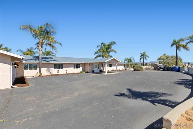 20403 Rancho Villa Rd, Ramona CA: https://media.crmls.org/mediaz/a200fa48-69ca-4b78-85a7-a15b26d06b1c.jpg