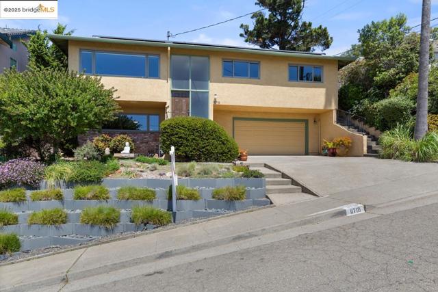 11718 Cranford Way, Oakland CA: https://media.crmls.org/mediaz/a2010b5a-569e-4c93-95cd-8ebf14502e74.jpg