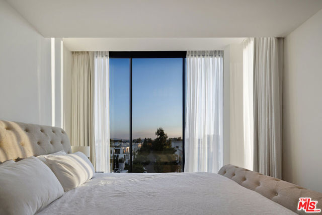 8899 Beverly Boulevard, Los Angeles CA: https://media.crmls.org/mediaz/a2015840-1ac1-4f32-84f3-295e9837dea8.jpg
