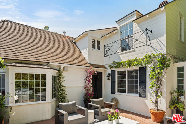 6475 San Marco Circle, Los Angeles CA: https://media.crmls.org/mediaz/a201cdec-bb53-4089-a74e-ad502213d375.jpg