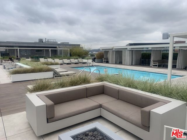 530 S Hewitt Street, Los Angeles CA: https://media.crmls.org/mediaz/a2025b6f-8f49-4066-8ed7-e73ddd202f8d.jpg