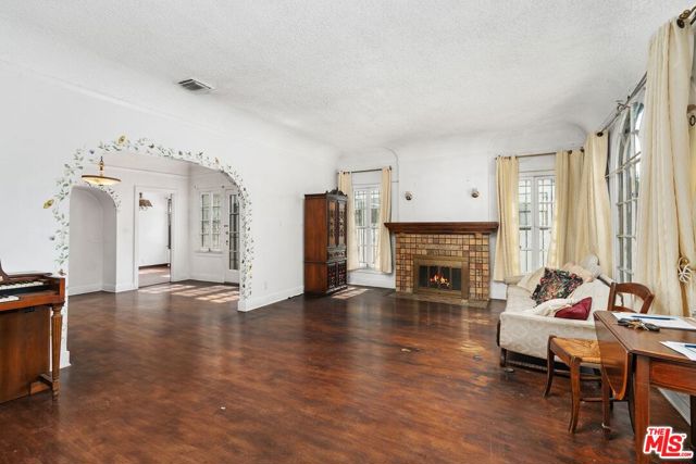 5021 Elmwood Avenue, Los Angeles CA: https://media.crmls.org/mediaz/a2025fd2-717e-4501-a8b8-2519419c0c0d.jpg