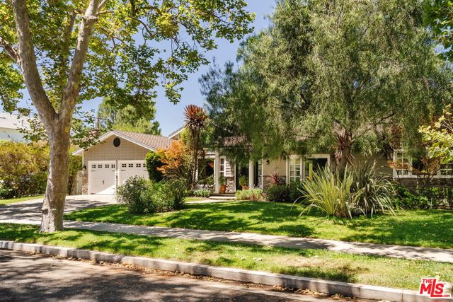 4237 Bluebell Avenue, Studio City CA: https://media.crmls.org/mediaz/a203414d-af3e-4d9e-bcdc-d57bdce26e29.jpg