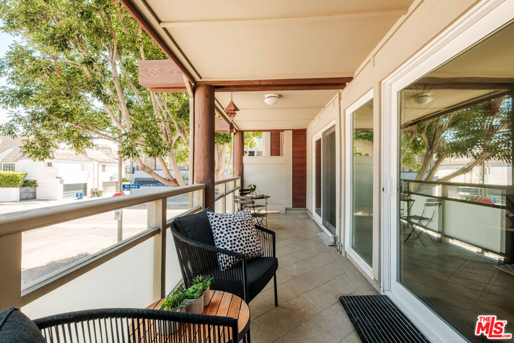 https://media.crmls.org/mediaz/a2037c99-d228-43aa-b6a6-2451ebf333cf.jpg?preset=X-Large
