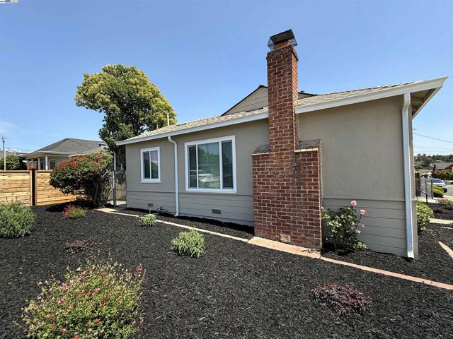 22108 Moyers St, Castro Valley CA: https://media.crmls.org/mediaz/a2047baf-d051-42a9-9afc-7fd95ad4e175.jpg