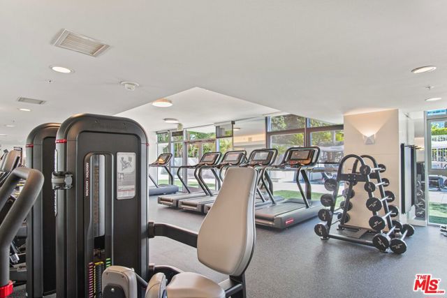 13700 Marina Pointe Drive, Marina del Rey CA: https://media.crmls.org/mediaz/a2053934-e6bd-42a7-9ab4-8970ffa17a47.jpg
