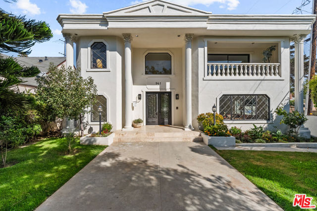 941 Yale Street, Santa Monica CA: https://media.crmls.org/mediaz/a2055a96-6164-47aa-9a5c-763fc3e4fee5.jpg