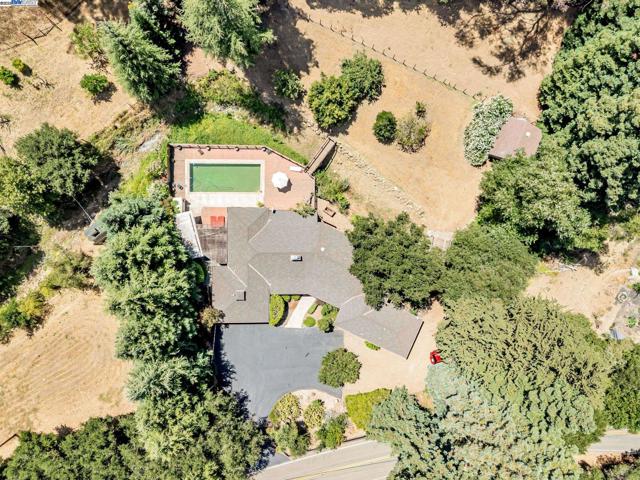 29625 Palomares Rd, Castro Valley CA: https://media.crmls.org/mediaz/a2060f80-e6ce-4b94-9c02-ca31c4df6d4d.jpg