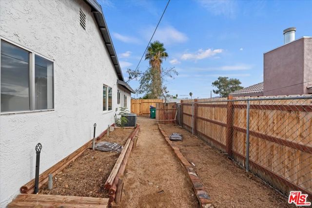 6042 Cahuilla Avenue,  CA: https://media.crmls.org/mediaz/a207301f-5720-473b-8c67-af99c1ca6528.jpg