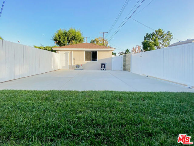 9009 Monogram Ave, Northridge CA: https://media.crmls.org/mediaz/a20774ad-9d2f-46cb-bf09-704bda3d3ff9.jpg