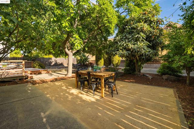 160 Manzanita Pl, Hercules CA: https://media.crmls.org/mediaz/a20787ec-8228-4652-a7fe-25f9f3d990ca.jpg