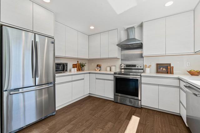 851 Peary Lane, Foster City CA: https://media.crmls.org/mediaz/a207c788-6820-435f-b7c0-0bead77149bd.jpg
