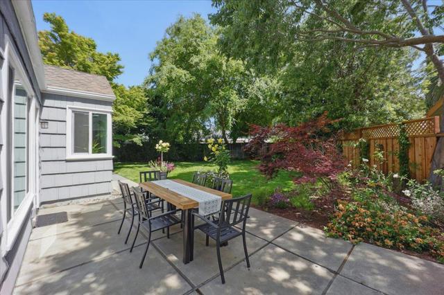 1633 Dallas Court, Los Altos CA: https://media.crmls.org/mediaz/a207dc94-55f5-4e5a-91e5-2569cbab7387.jpg