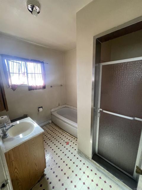 Detail Gallery Image 9 of 13 For 4072 Hillcrest #C,  Los Angeles,  CA 90008 - 2 Beds | 1 Baths