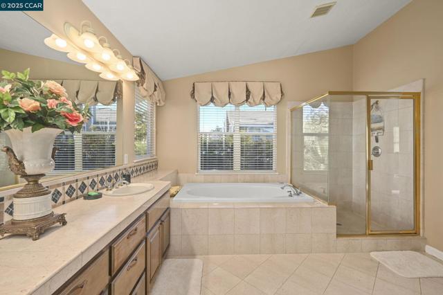 1105 Peacock Creek Dr, Clayton CA: https://media.crmls.org/mediaz/a209ed8e-c603-48f6-b0cd-ea9acb52a979.jpg
