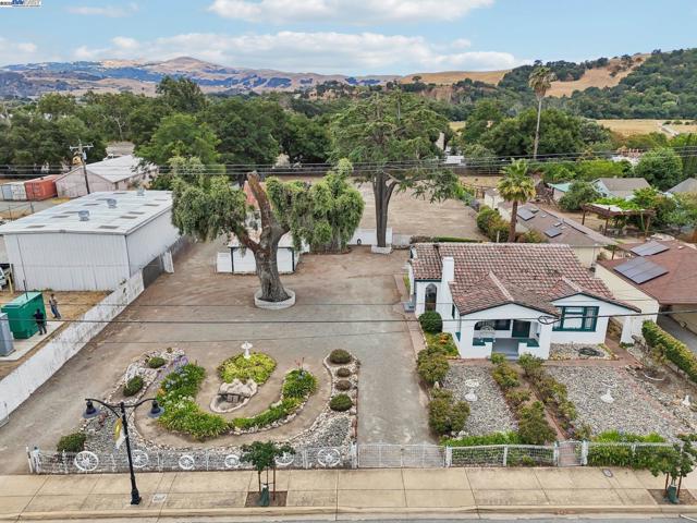 11768 Main St, Sunol CA: https://media.crmls.org/mediaz/a20a1bf1-7597-4306-8b3b-4ce9ebdcfedc.jpg