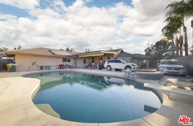 7200 Clifftop Way, Bakersfield CA: https://media.crmls.org/mediaz/a20b6d61-25f0-41d0-a194-11112a123202.jpg