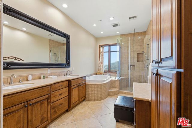 10825 Pacific View Drive, Malibu CA: https://media.crmls.org/mediaz/a20c0984-7a0e-4334-bf40-a12e7f48442c.jpg